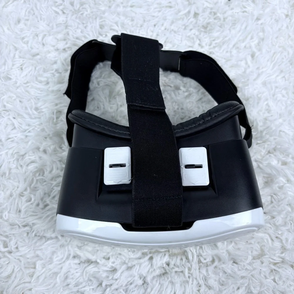 VR adjustable Headset in Black and White